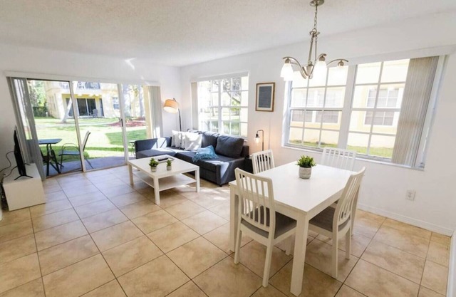 320B - Boca Retreat w/Pool, Parking, Near Evert Tennis & Shops