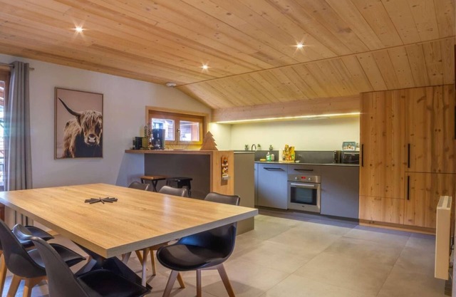 350m from ski slopes, 1st floor, view village, balcony, fireplace or stove, parking, tv, ski locker