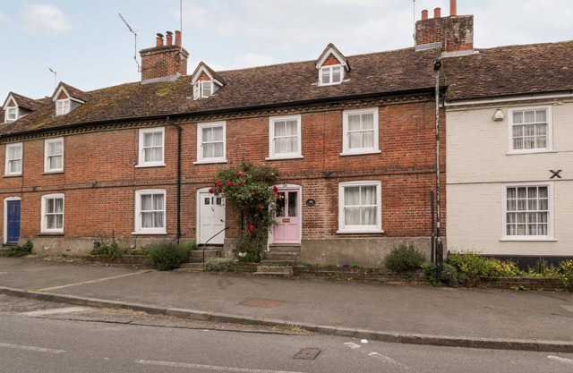 36 HIGH STREET, pet friendly, with open fire in Downton, Wiltshire