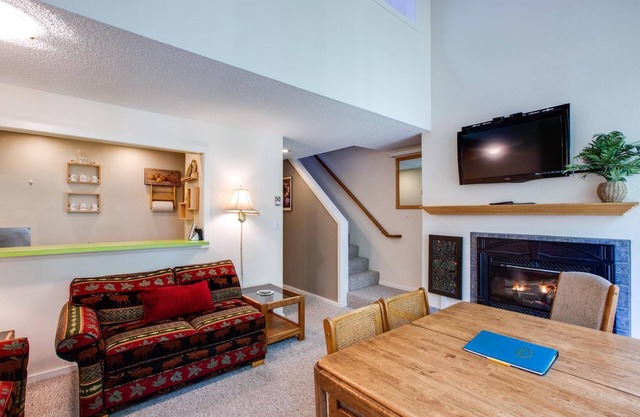38SW - WiFi - Fireplace - Dishwasher - W/D - Sleeps 6 by RedAwning