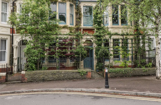 39 TYDFIL PLACE, pet friendly, character holiday cottage in Cardiff