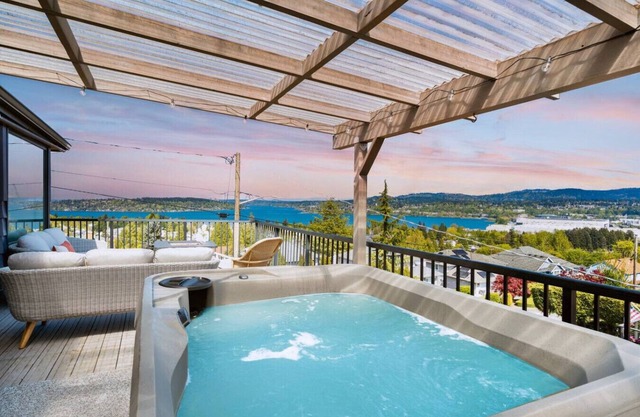 3b1b House w/Stunning Lake View & Hot Tub Near Airport