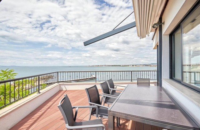 3BD Beach Paradise with a Stunning View with Parking by Flat Mаnаger