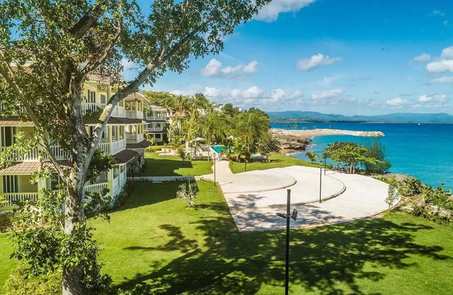 3BD condo, sandy beach, central Sosua, sea views, infinity pool, guest-friendly!