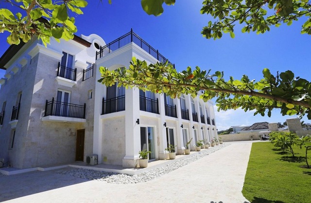 3BD guest-friendly condo in beachfront resort, pool/gym/tennis/basket