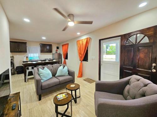 3Bd House 8 min to Int'l Airport with WiFi, Gated Parking and Hot Wtr