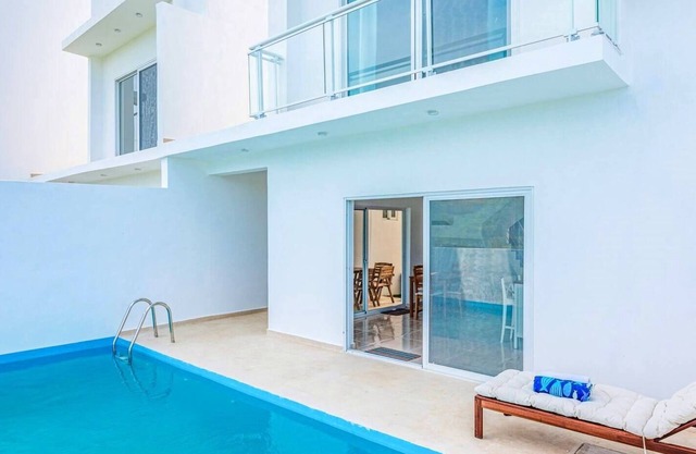 3BD villa near Playa Chiquita, pool, AC, hot water, cable TV, Internet, parking