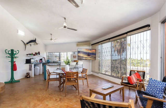 3bdr 2 bath Downtown Home for 9 guests with ocean and palm trees views.