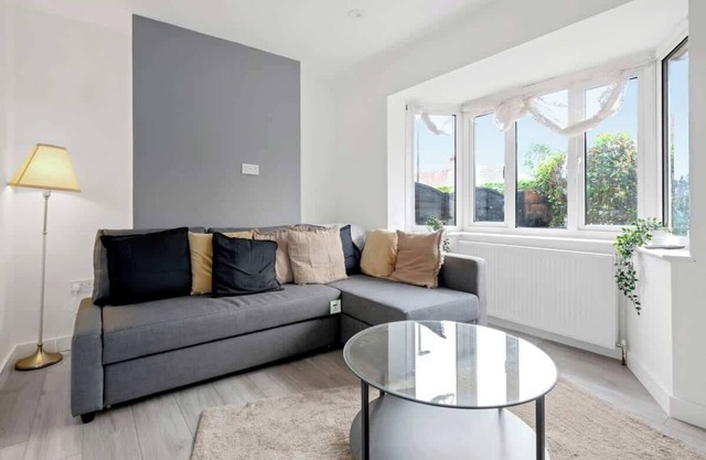 3Bed House-Free Parking