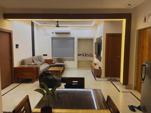 3BHK Family Apartment & Deluxe Private Rooms near EM Bypass, Kolkata