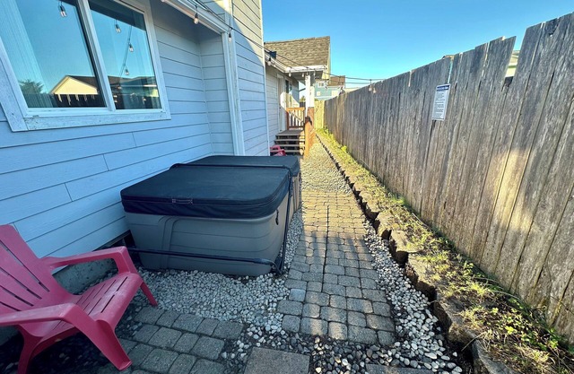 3BR 1.5Ba - Private Hot Tub & Game Room! 2 Pets stay free!