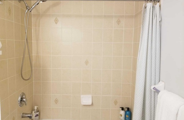 3BR 2.5BTH Clean Spacious House-Free Parking! Perfect Location!