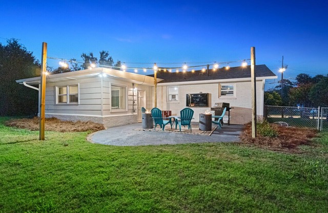 3br/2ba Outdoor area/2 Living Rooms/Wellness/Fenced In Yard