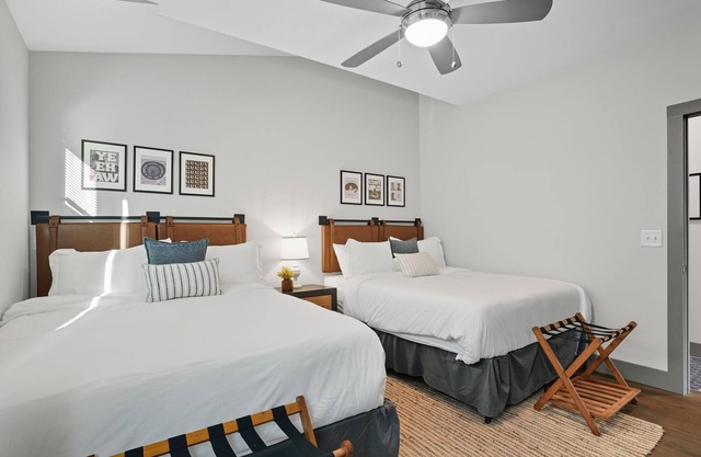 3BR/3BA, 5 Min DT, Firepit, Patio, Sleeps 10