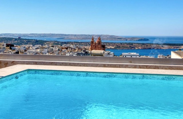 3BR Maisonette w/Terrace, Pool Access & Sea View