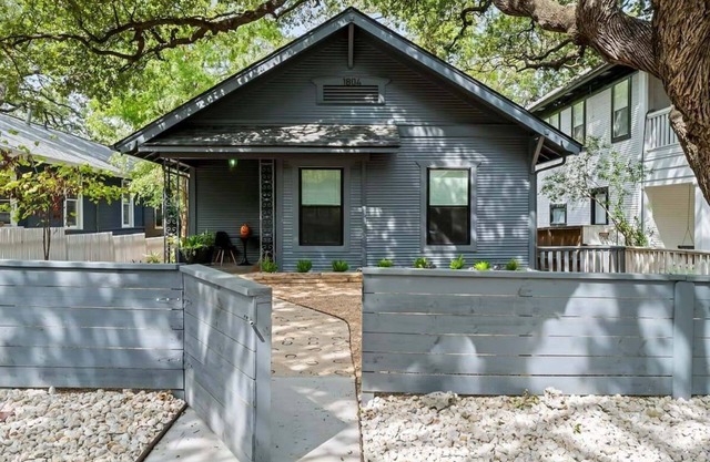 3BR Retro SoCo Home | Heated Cowboy Pool | Near DT