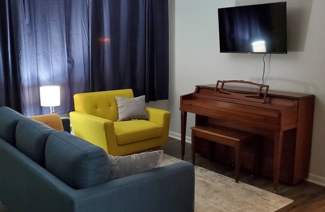 3br single-story home - centrally located, quiet residential neighborhood