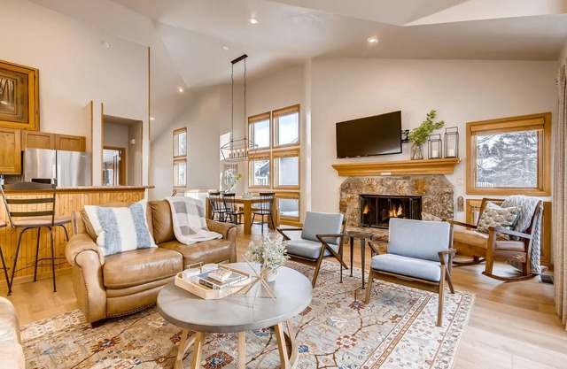 3BR Townhome - Walk to Lifts/Main St - Private Hot Tub