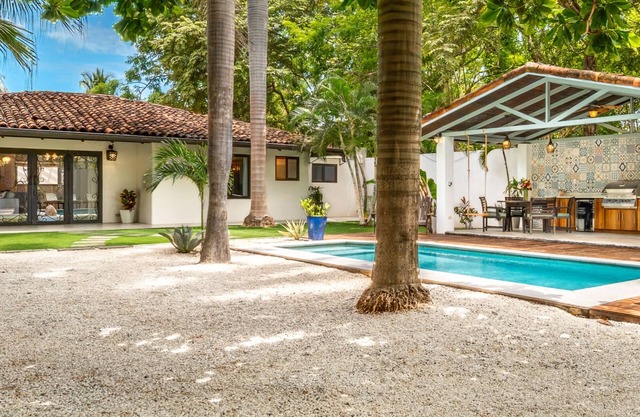 3BR villa + 2 casitas w/kitchenettes + Pool w/an outdoor kitchen