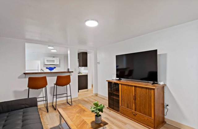 3Cozy Basement Unit Private entrance 2beds