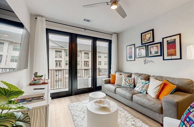 3rd-floor midtown condo next to Centennial Park with outdoor pool, gym, balcony