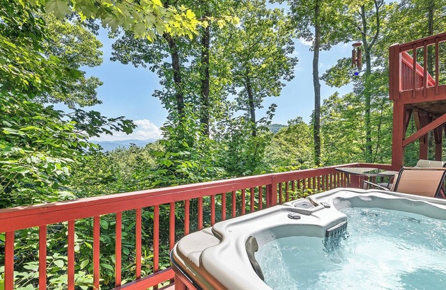 4,000ft in Elevation with Layered Mtn Views, HOT TUB, Wifi, Firepit, and privacy