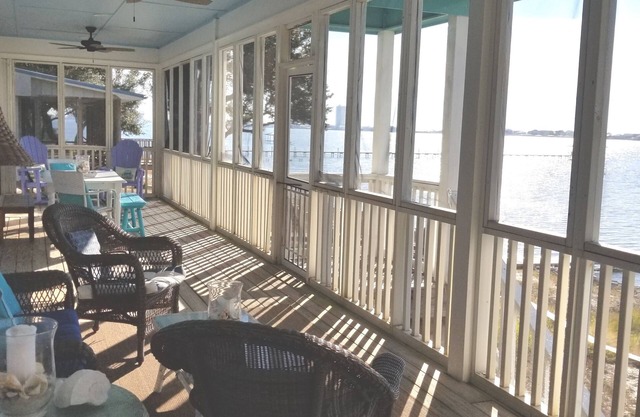 4/2 with gorgeous views on Little Lagoon. Screened porch, pier, and more!