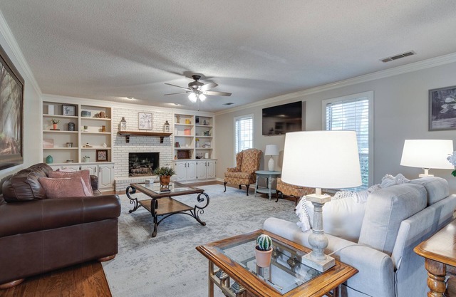 4 bed 3 1/2 bath Home Upscale Neighborhood