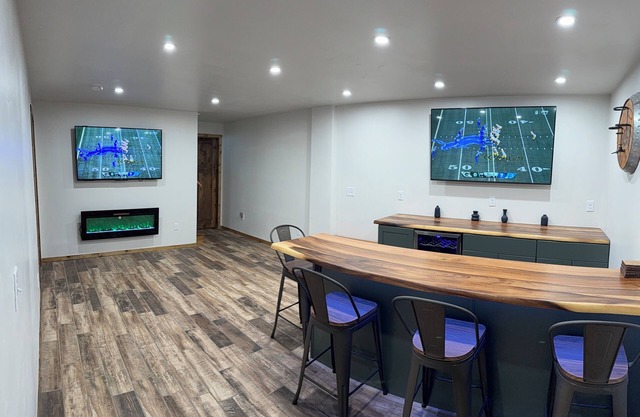 4-bed Cabin- ATV/UTV trail access from the driveway with a bar/covered patio