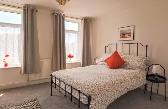 4 bed home 3 mins from harbour + sandy beach