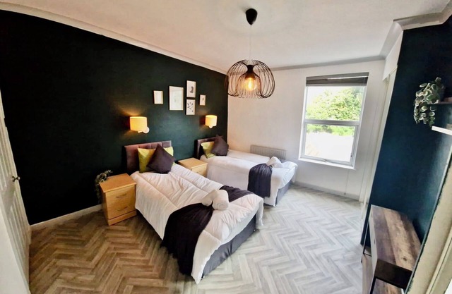 4 Bed House - Sleeps 8 - Garden - Parking - Wifi