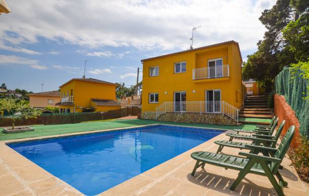 4 bedroom accommodation in Macanet Selva