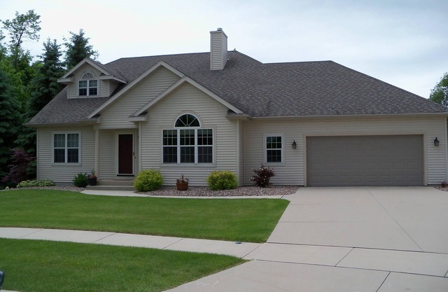 4 bedroom, 3 Bath Home only 9 Minutes from Road America