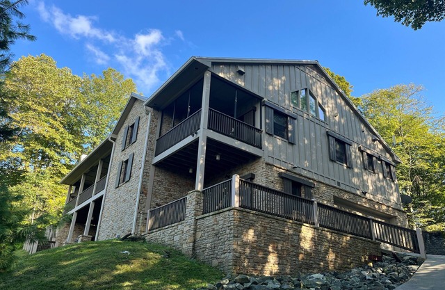 4 Bedroom + 4 Bathroom Mountain Home at 4,700ft Views of Blue Ridge Mts + Big Bald + Spa + Elevator