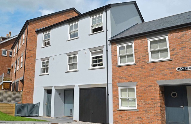 4 bedroom accommodation in Coronation Road