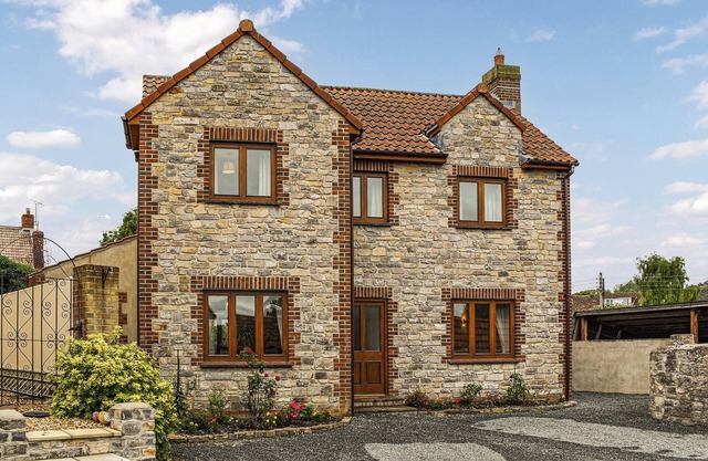 4 bedroom accommodation in Chilton Polden, near Glastonbury