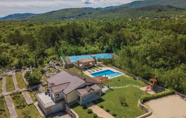 4 bedroom accommodation in Grubine