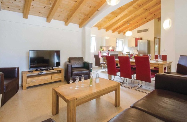 4 bedroom accommodation in Svetvincenat