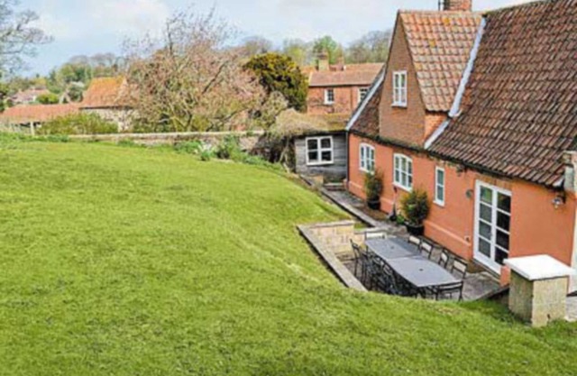 4 bedroom accommodation in Stiffkey