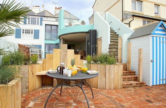 4 bedroom accommodation in Sandgate