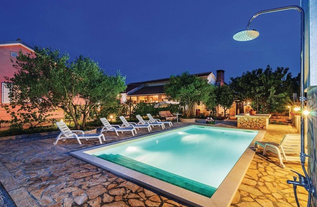 4 bedroom accommodation in Murvica