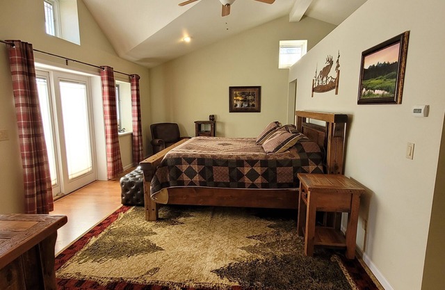 4-bedroom cabin on the river in brilliant Meeteetse, Wyoming.