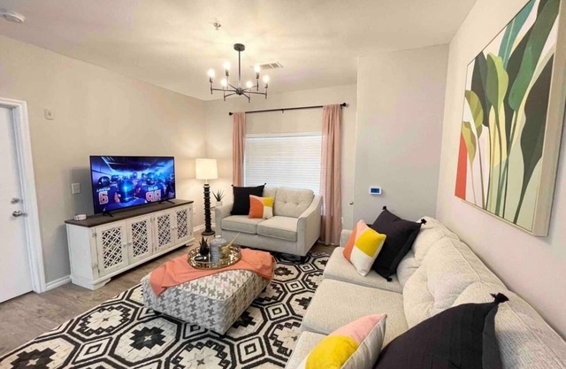 4 Bedroom Campus Condo with Pool