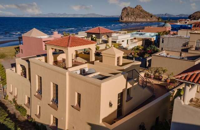 4-bedroom custom-built house with an amazing view to the Sea of Cortez…