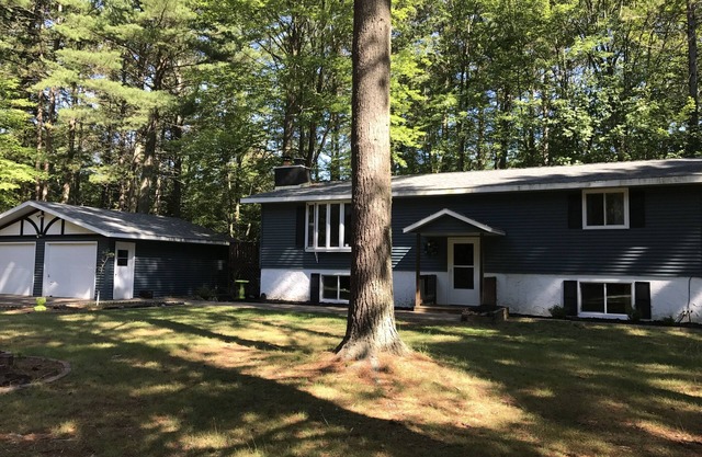 4 bedroom home on cul de sac next to ATV/snowmobile trail a block from Lost Lake
