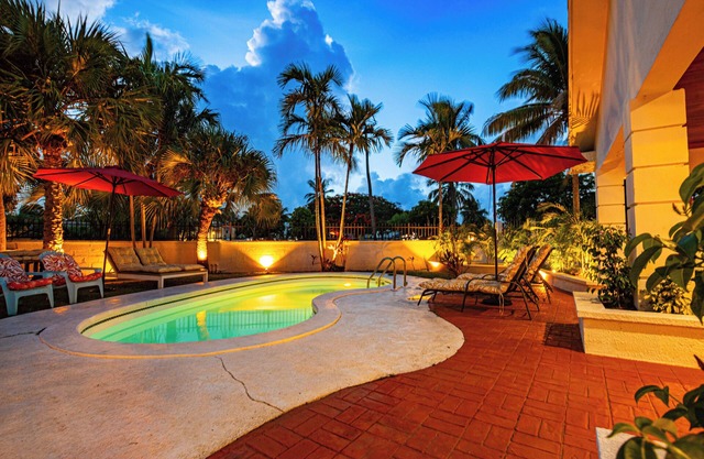 4-bedroom House with private Pool - walking distance to Baha Mar and Beach