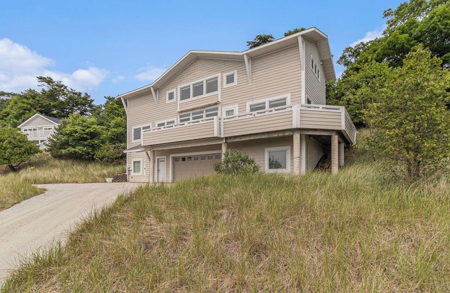 4-bedroom Lake Michigan beach cottage in Montague with WiFi, AC