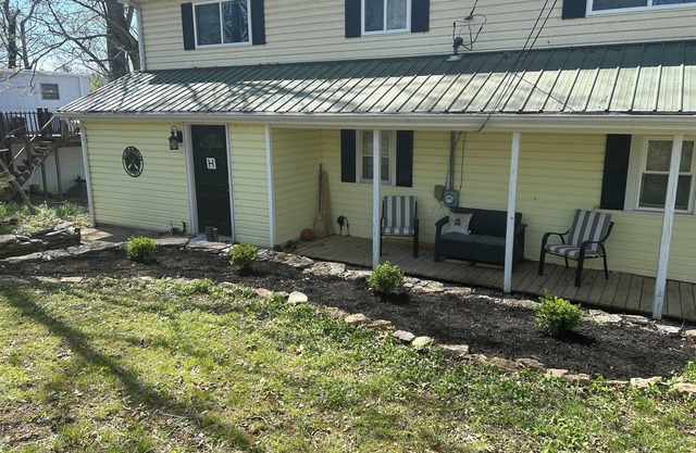 4-Bedroom Lake-side Retreat with New Dock!