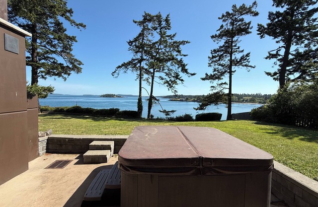 4+ Bedroom Luxury Oceanfront Estate with Hot Tub