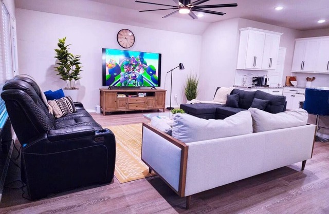 4-Bedroom New House in OKC with Gym, Fast WiFi, 8 Beds - Sleeps 12, Car Garage